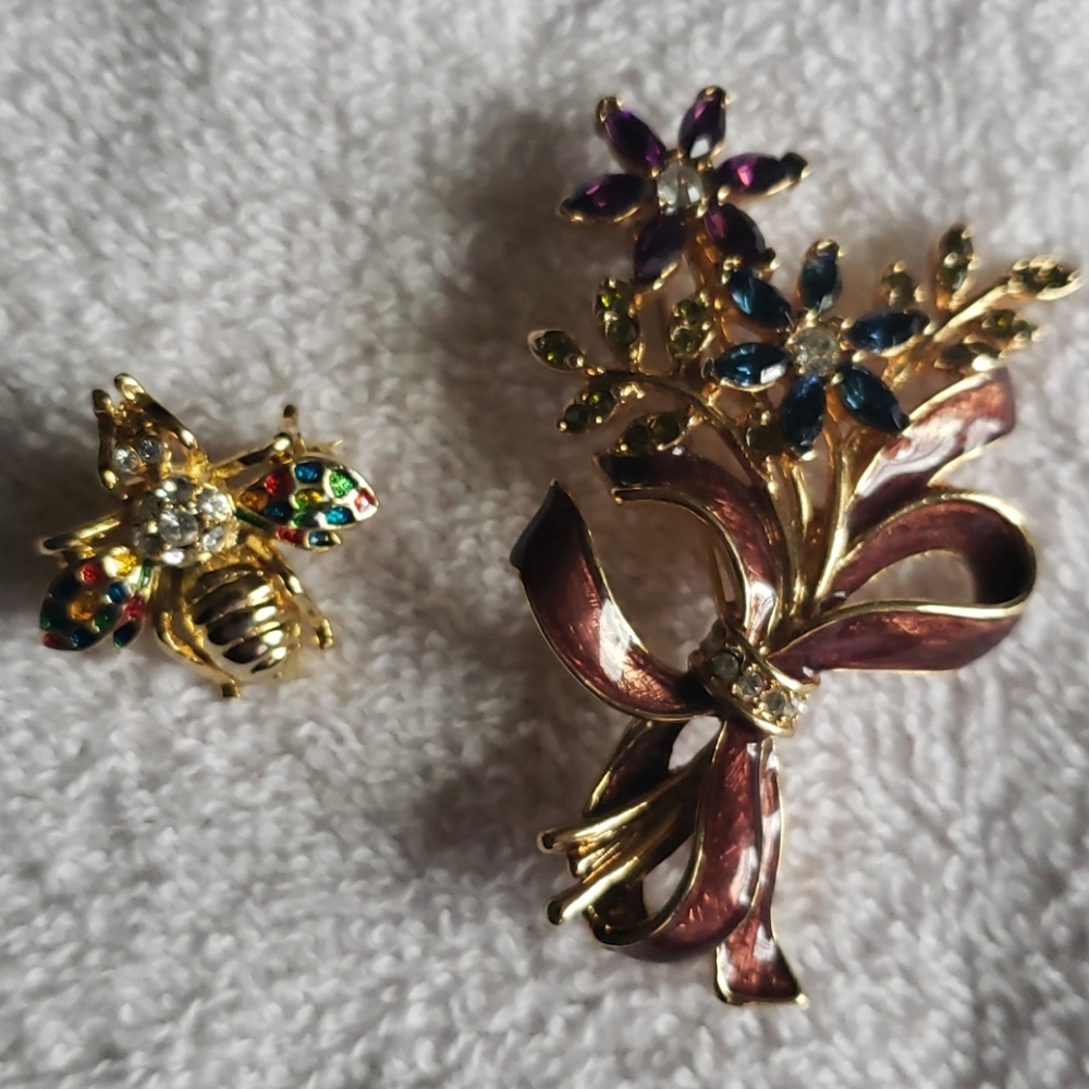 Gold Tone Flower bouquet & Bee Brooch